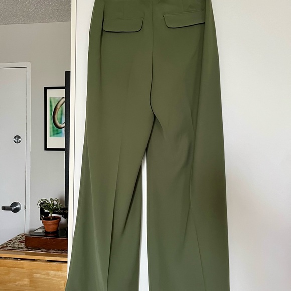 Banana Republic pants in a gorgeous green, super in fashion. - Picture 2 of 9